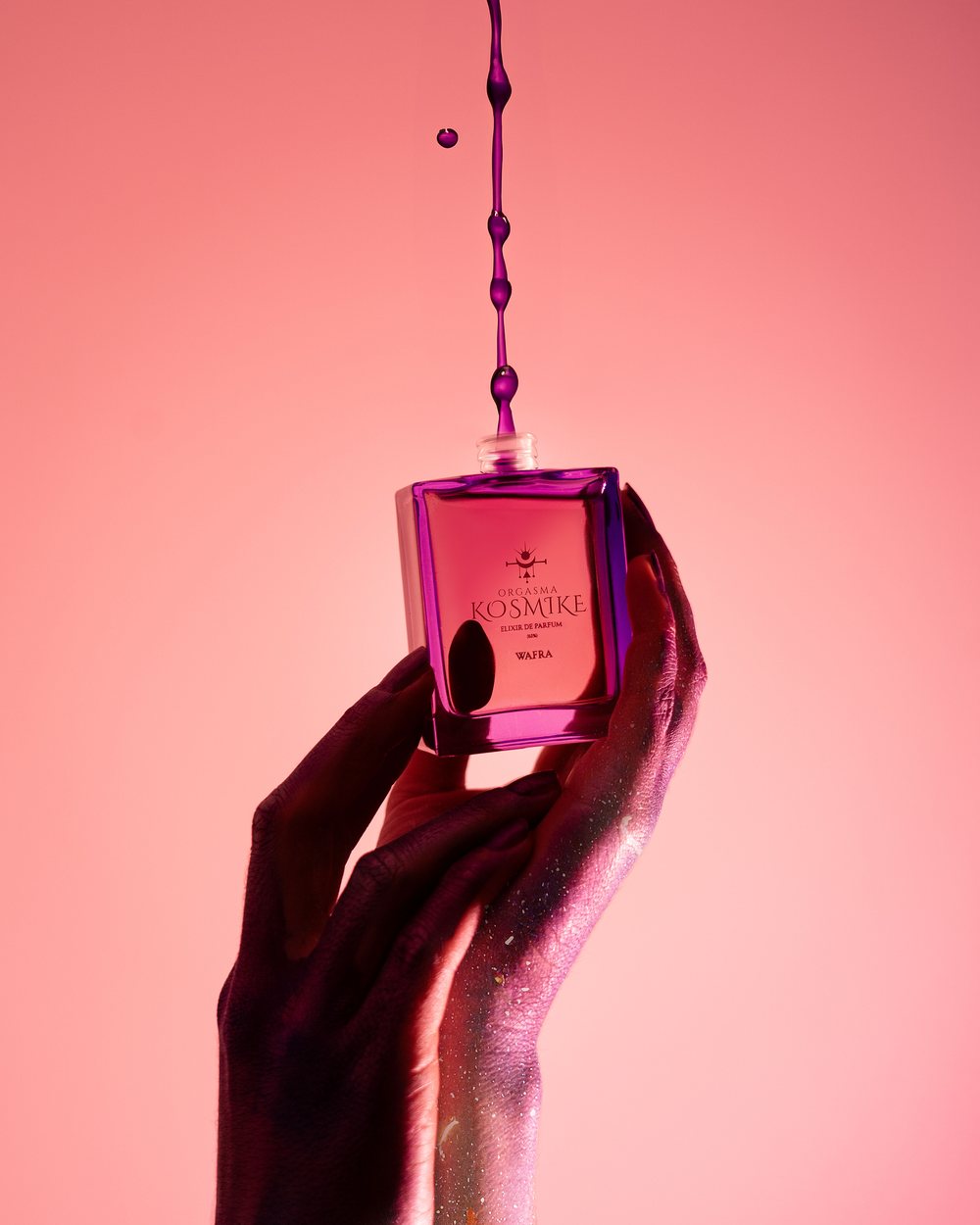 WAFRA en la mano, sobre fondo rosa